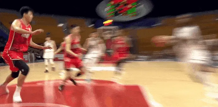 如意体育官方平台-内线防守支柱!克里斯带球突破上篮,徐昕直接大帽扇飞出界